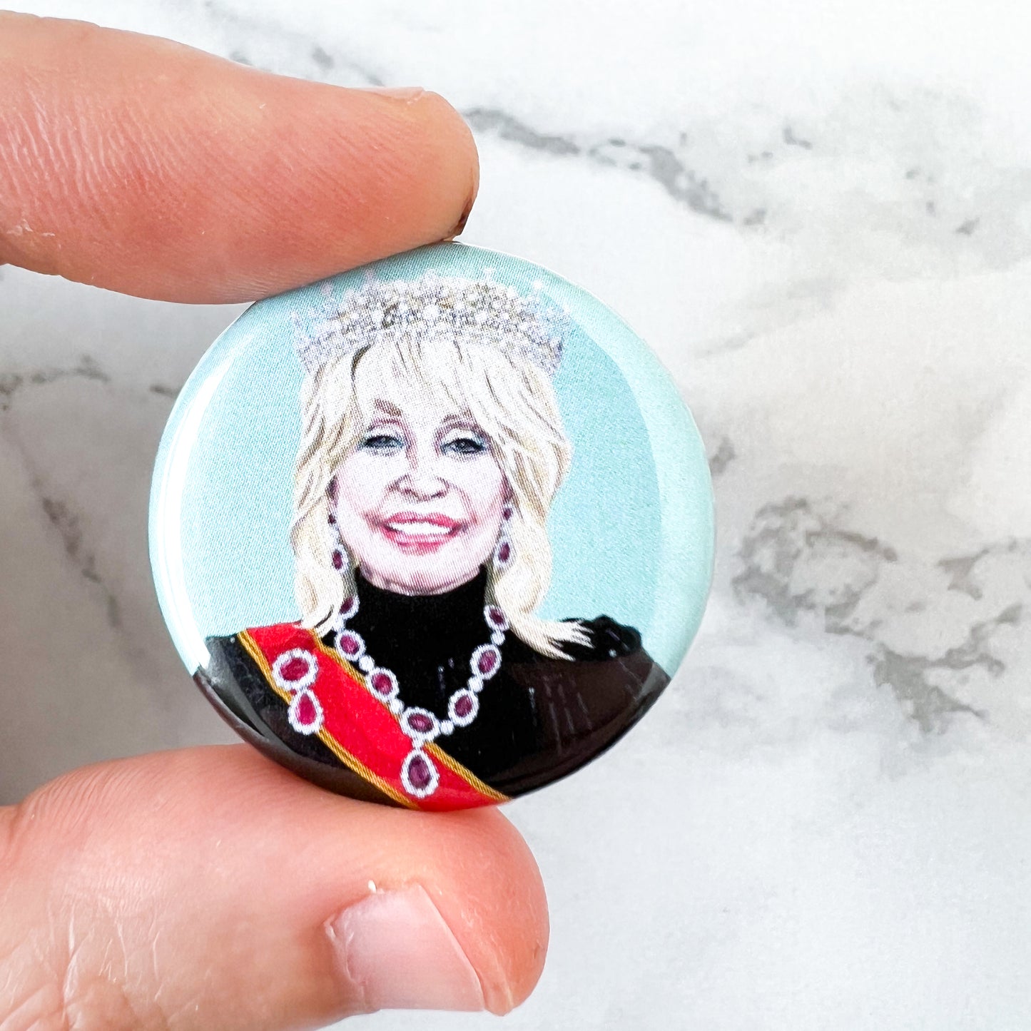 Dolly Parton as the queen 1.25" fridge magnet